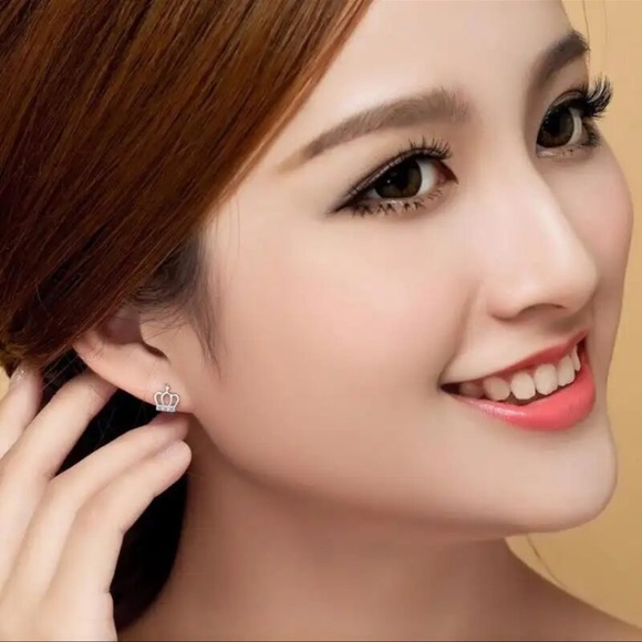 Jewelry - Small Crown Earrings
